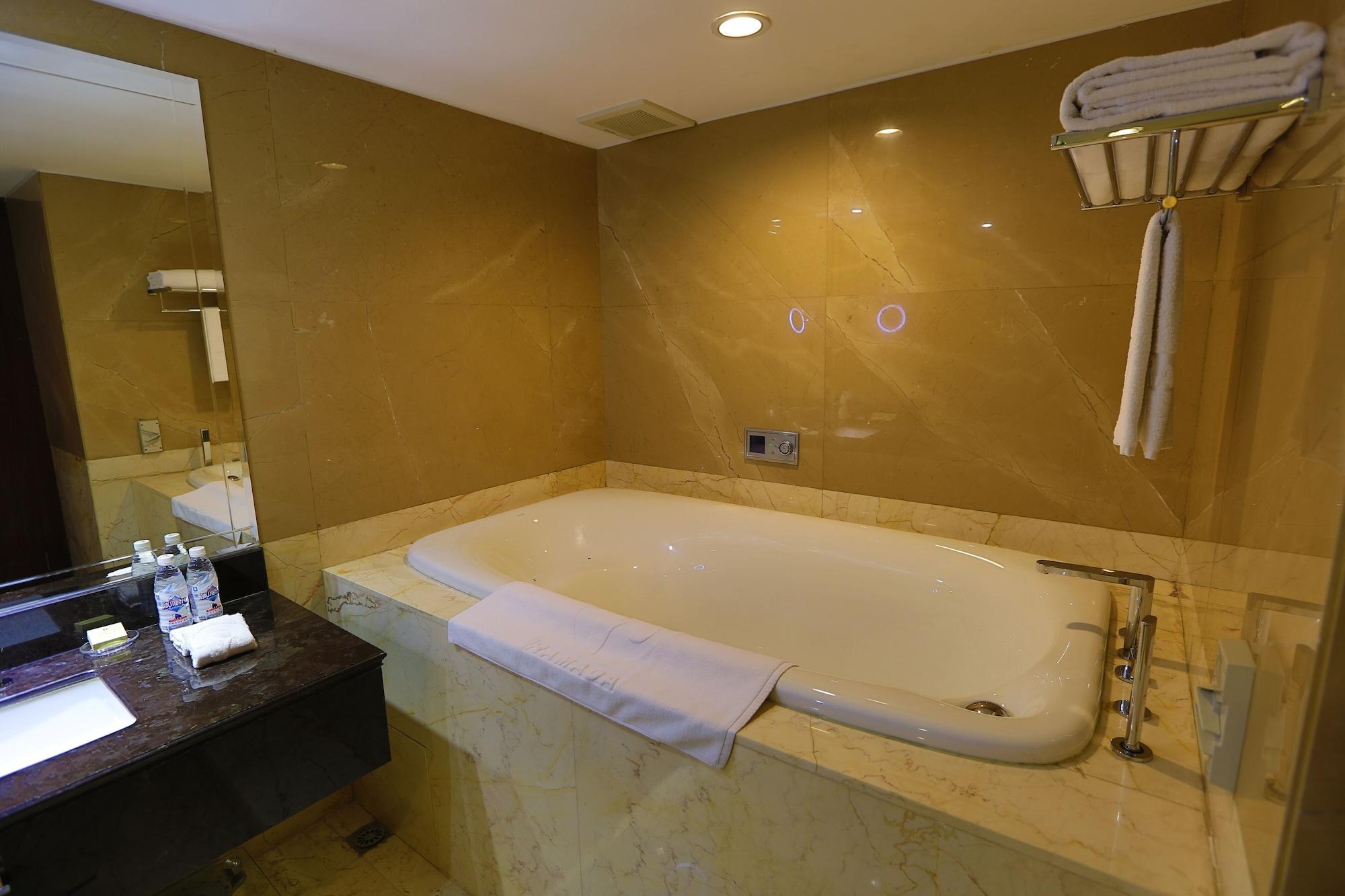Ramada Chengdu North Hotell Eksteriør bilde